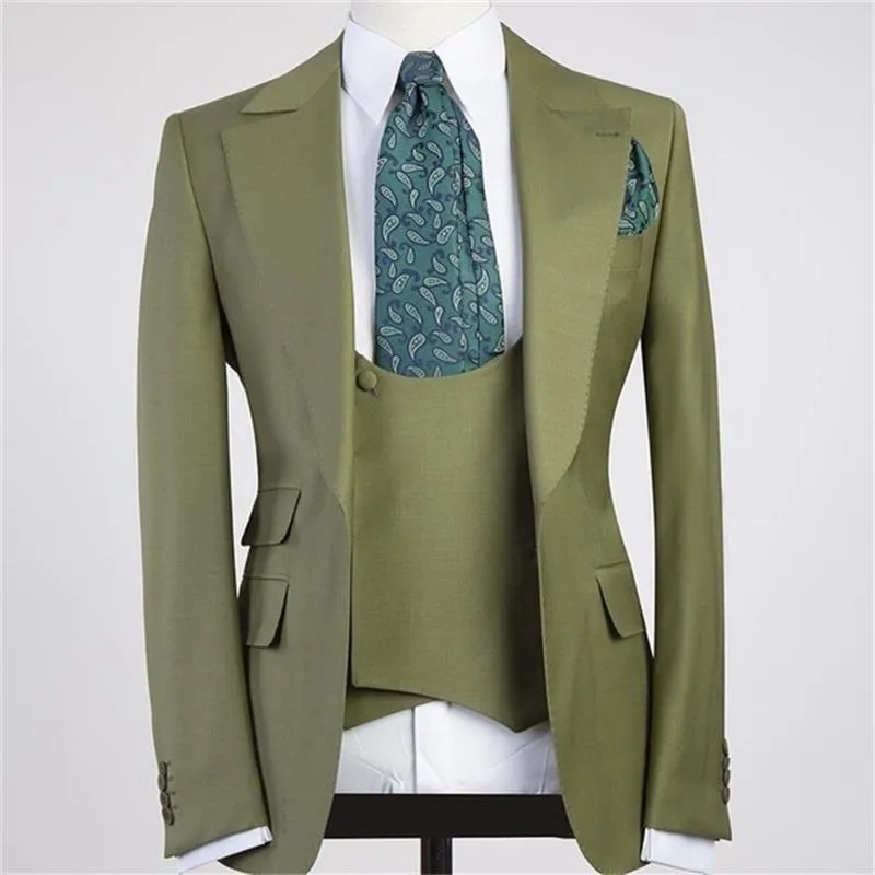 Chic Three Pieces Peaked Lapel Bespoke Men Suit for Prom