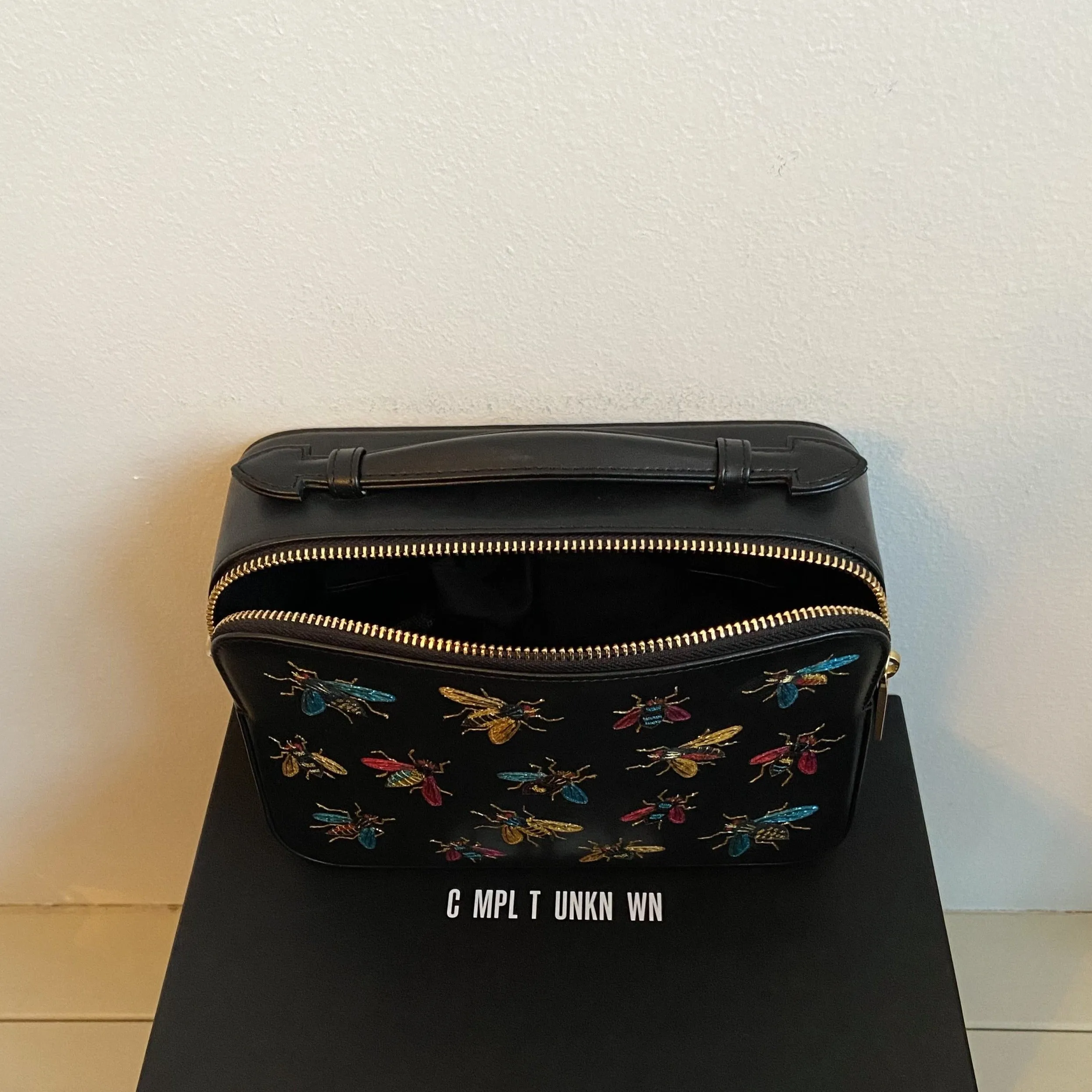 FLIES EMBROIDERED CROSSBODY BAG (BLACK)
