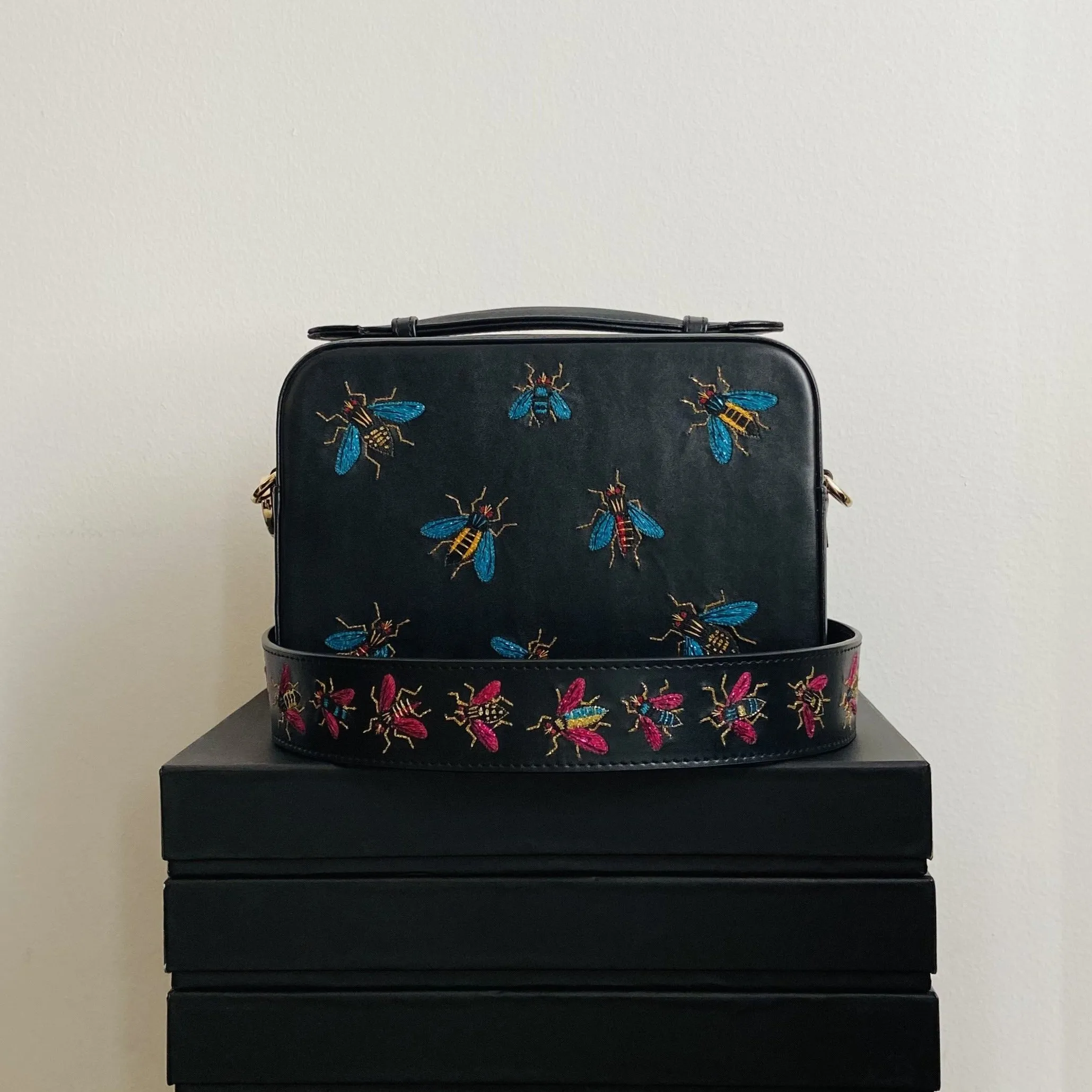 FLIES EMBROIDERED CROSSBODY BAG (BLACK)