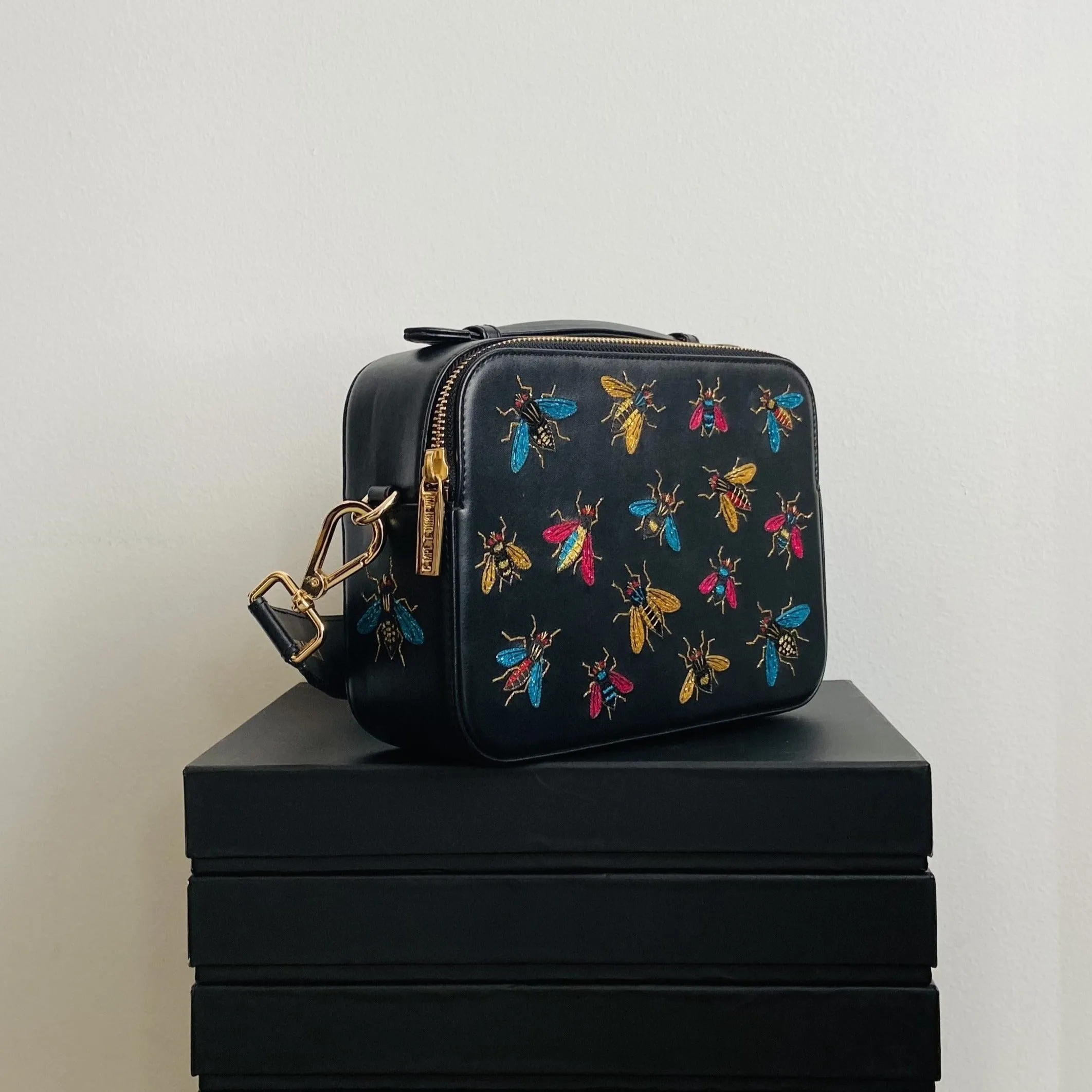 FLIES EMBROIDERED CROSSBODY BAG (BLACK)