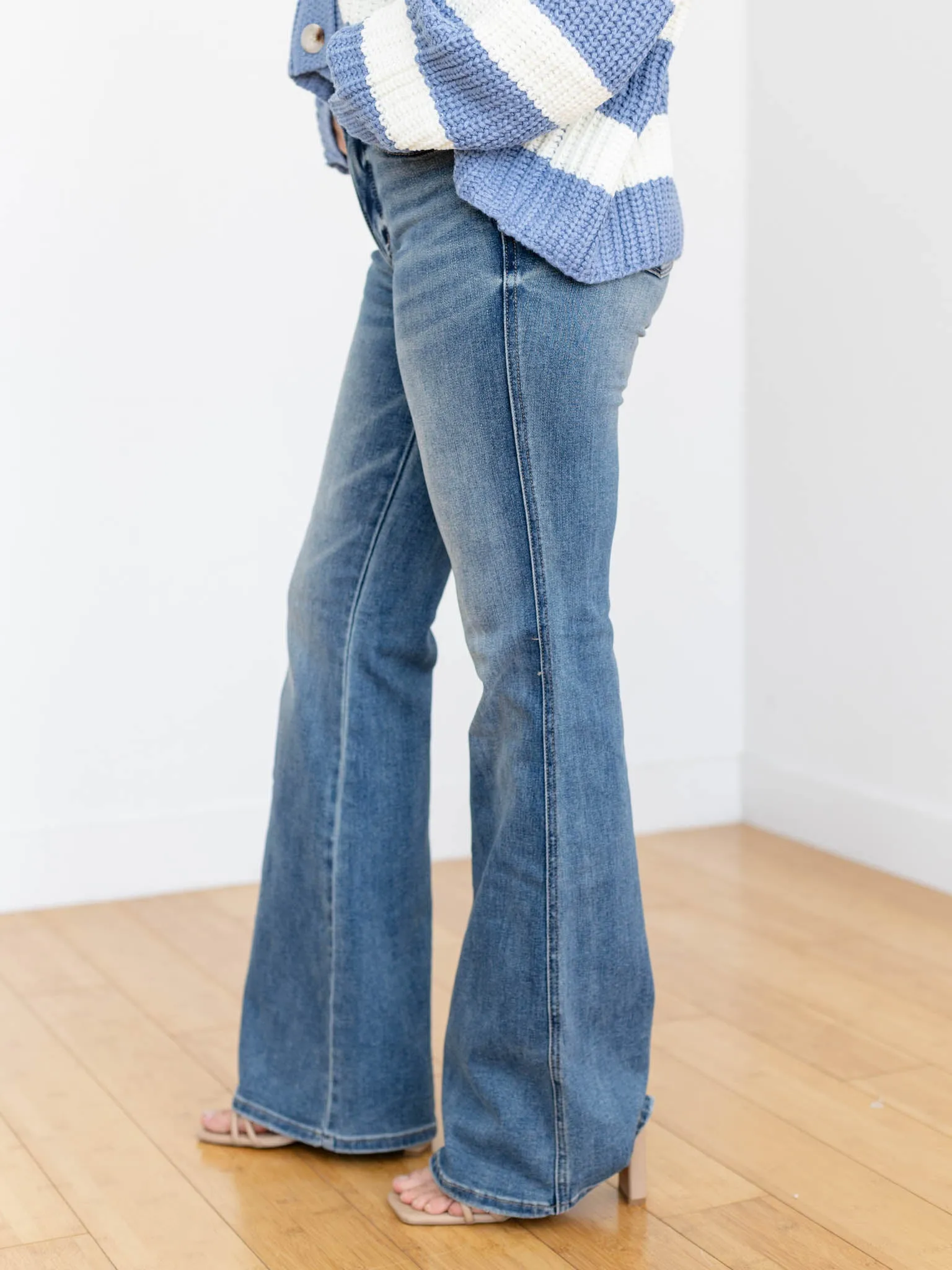 Judy Blue Medium Mid Rise Tummy Control Flare