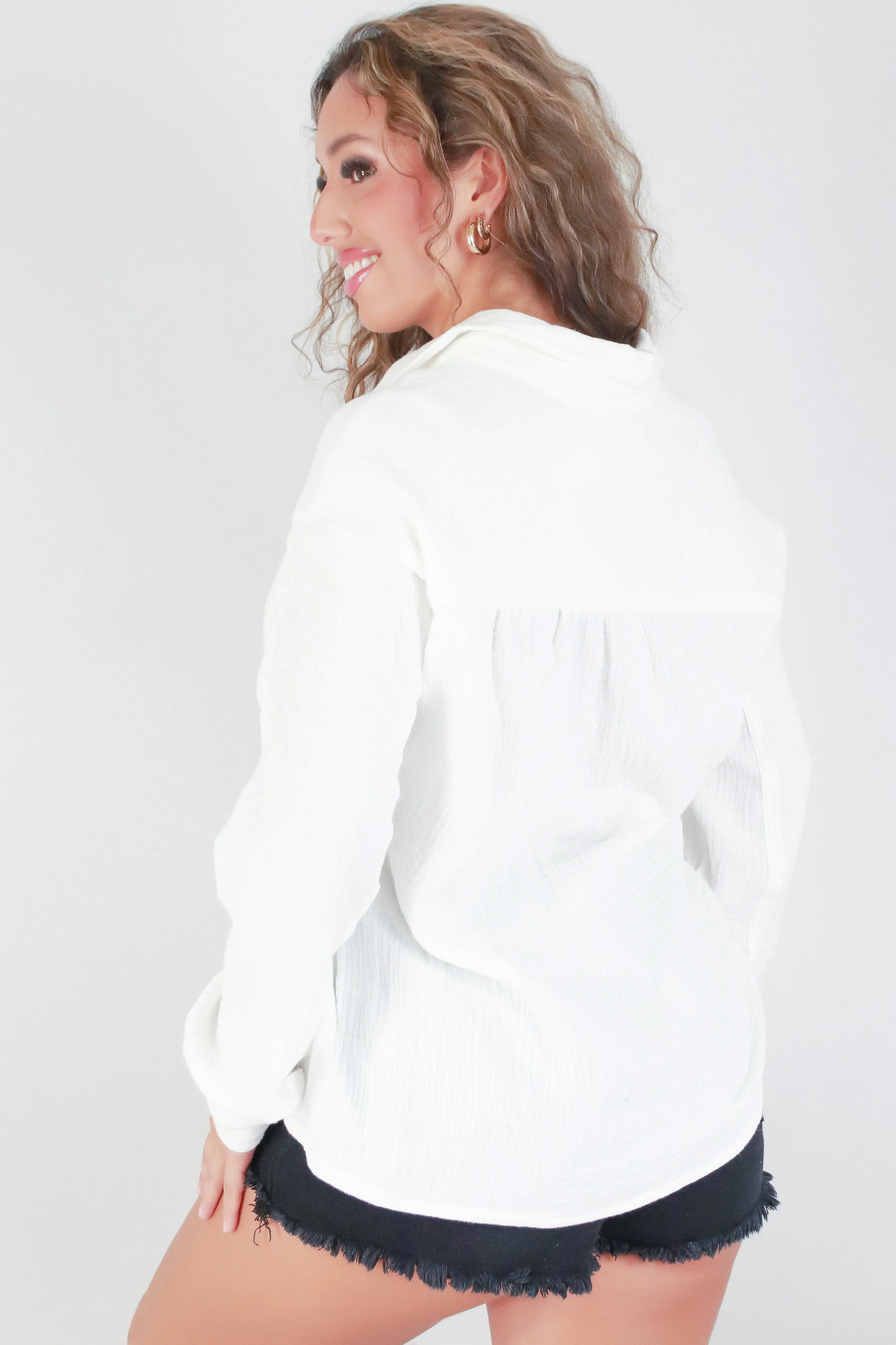 LET'S VACAY BUTTON DOWN TOP