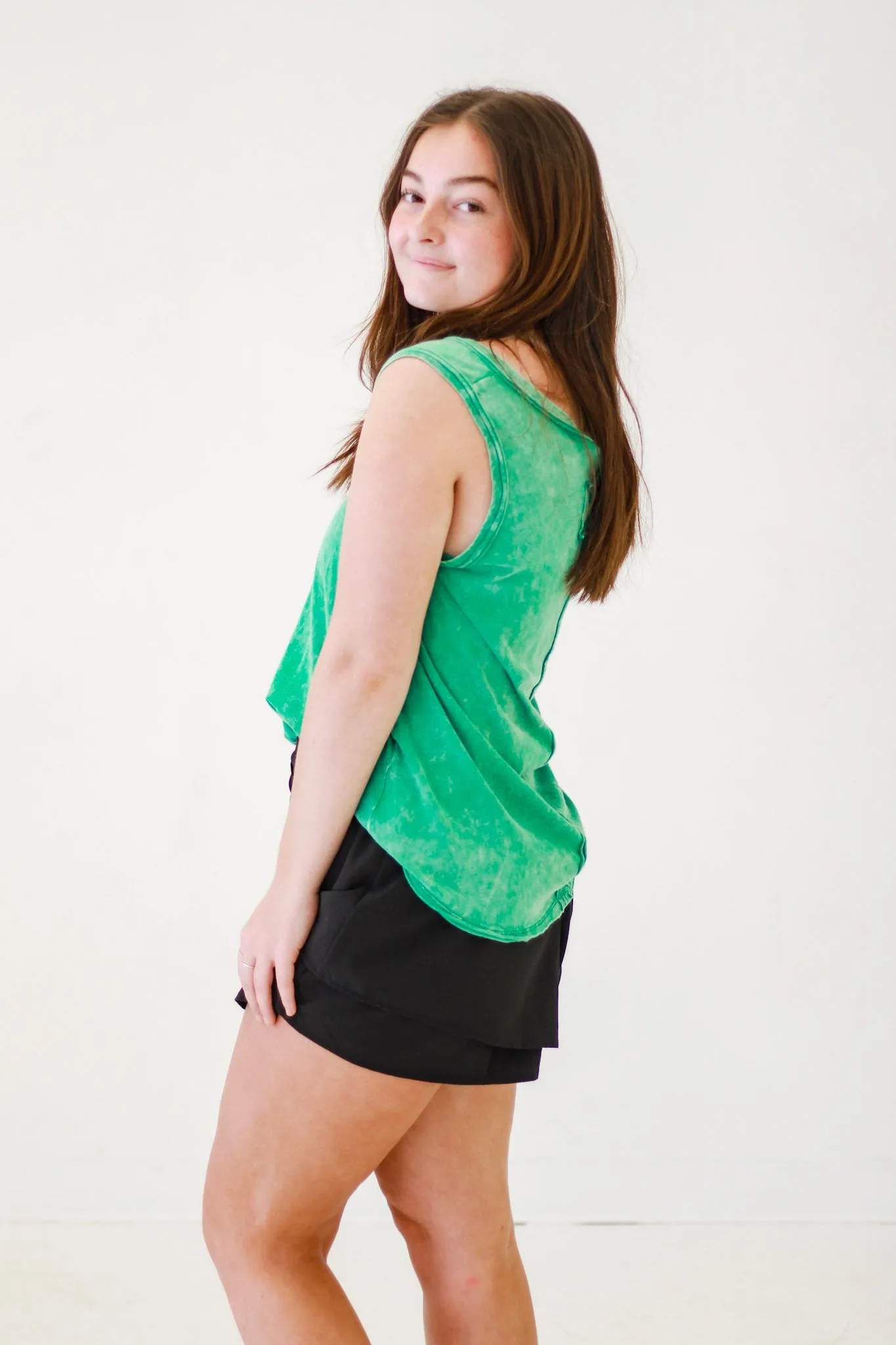 Relaxed Glamour Crinkle Washed V-Neck Sleeveless Top in K Green