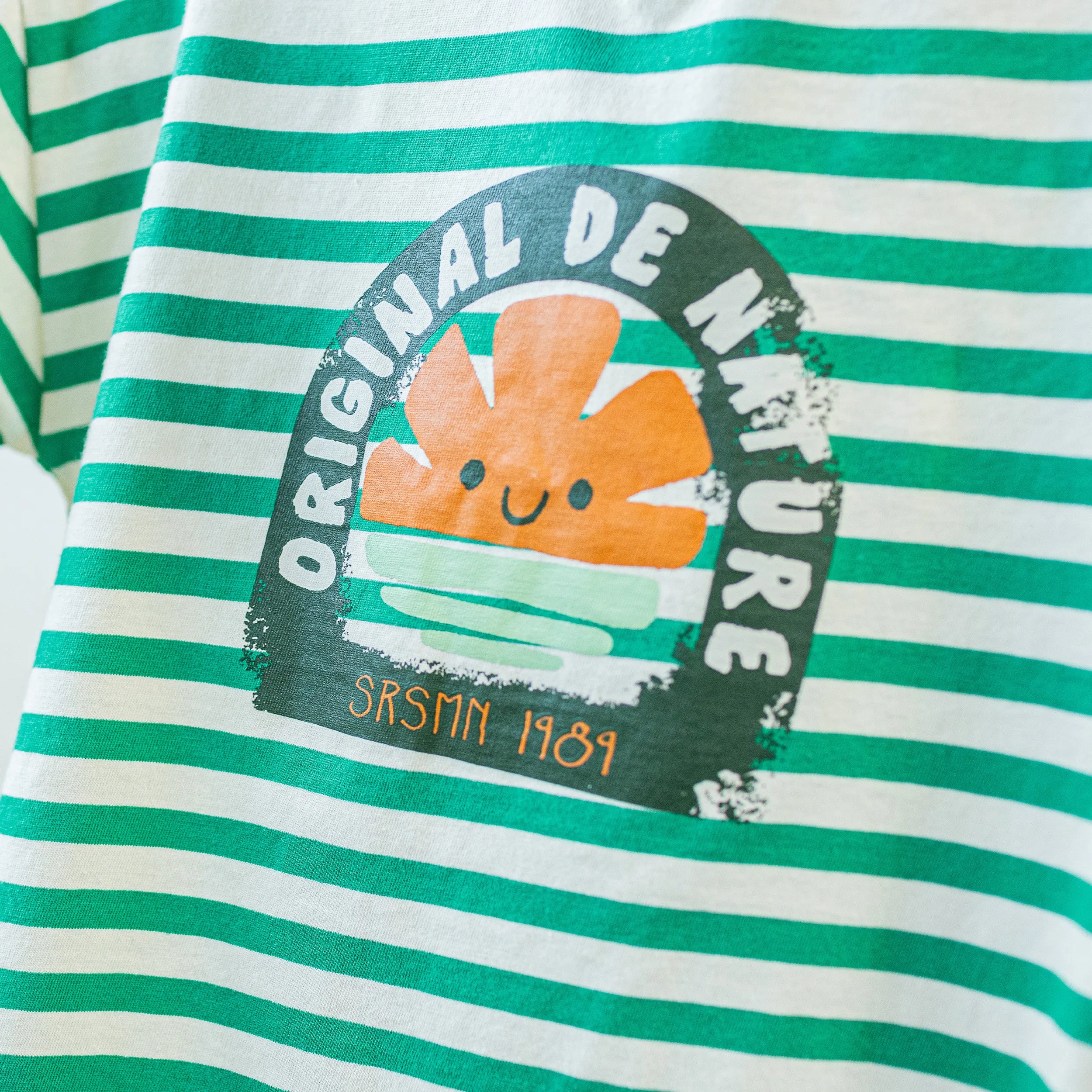 T-shirt à manches courtes vert et crème rayé avec illustration, enfant || Green and cream striped short sleeves T-shirt with print, child